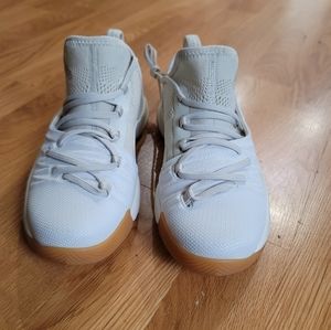Youth basketball shoes
